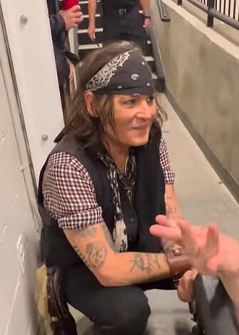 El actor volvió a ser 'Jack Sparrow' durante un breve momento (Foto: Christinekelly838/ Instagram)