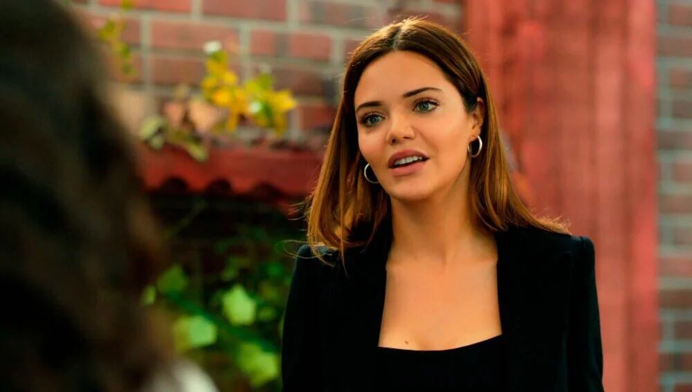 Züleyha, de negro, imponiendo su autoridad en la novela (Foto: Tims & B Productions)