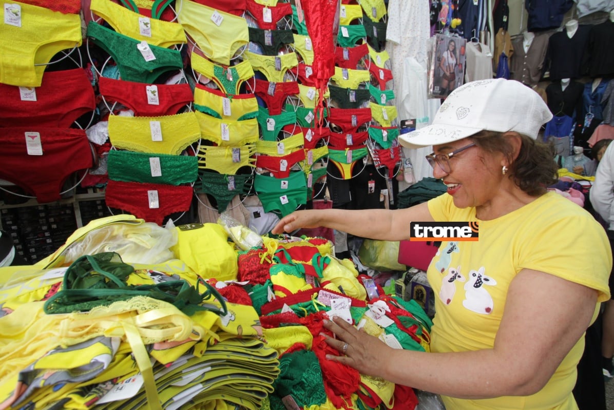 Empezó la oferta de calzones amarillos con ocurrentes frases para recibir el 2024. (Entrevista: Isabel Medina / Foto: Alan Ramíez / Trome).