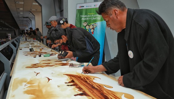 Más de 50 artistas realizaron el dibujo más grande de café, en 40 metros de cartulina especial.