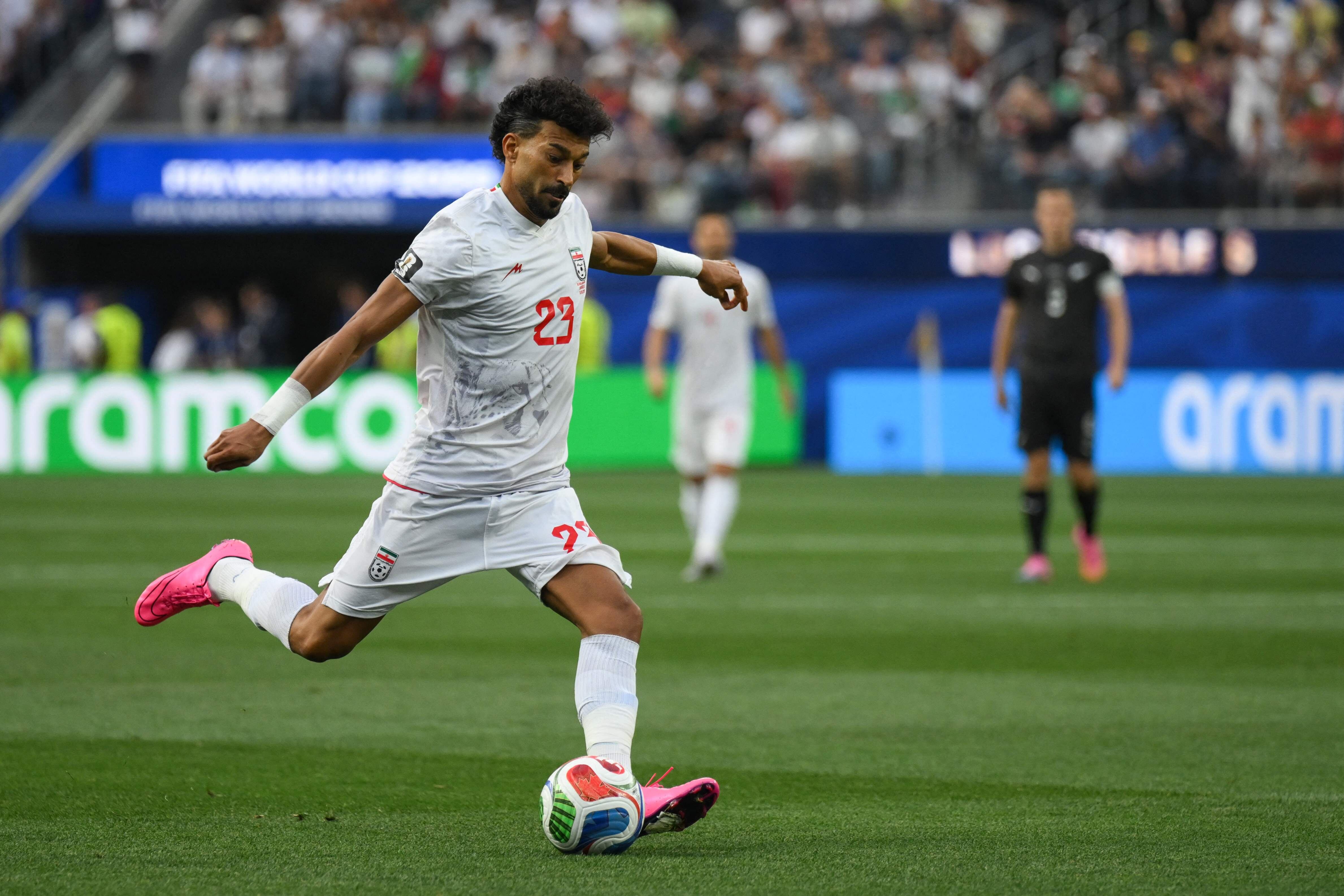 Ramin Rezaeian anotó el primer gol de Irán ante Nueva Zelanda. (Photo by Patrick T. Fallon / AFP)