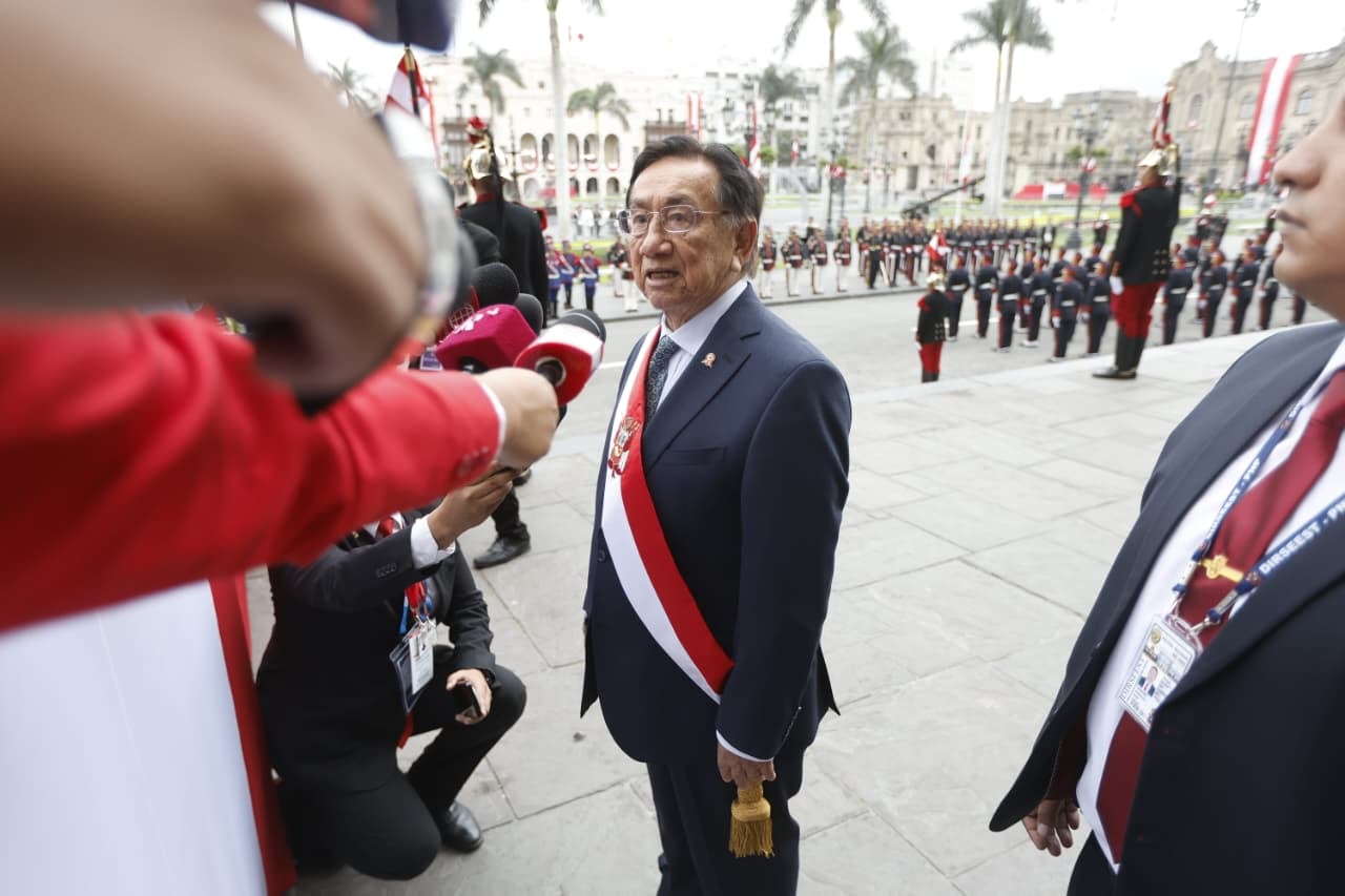 Balcázar deberá entregar la banda presidencial al Congreso para que luego las autoridades nuevas se lo coloquen a Keiko Fujimori tras su juramentación. (Foto: Mario Zapata N. / @photo.gec)