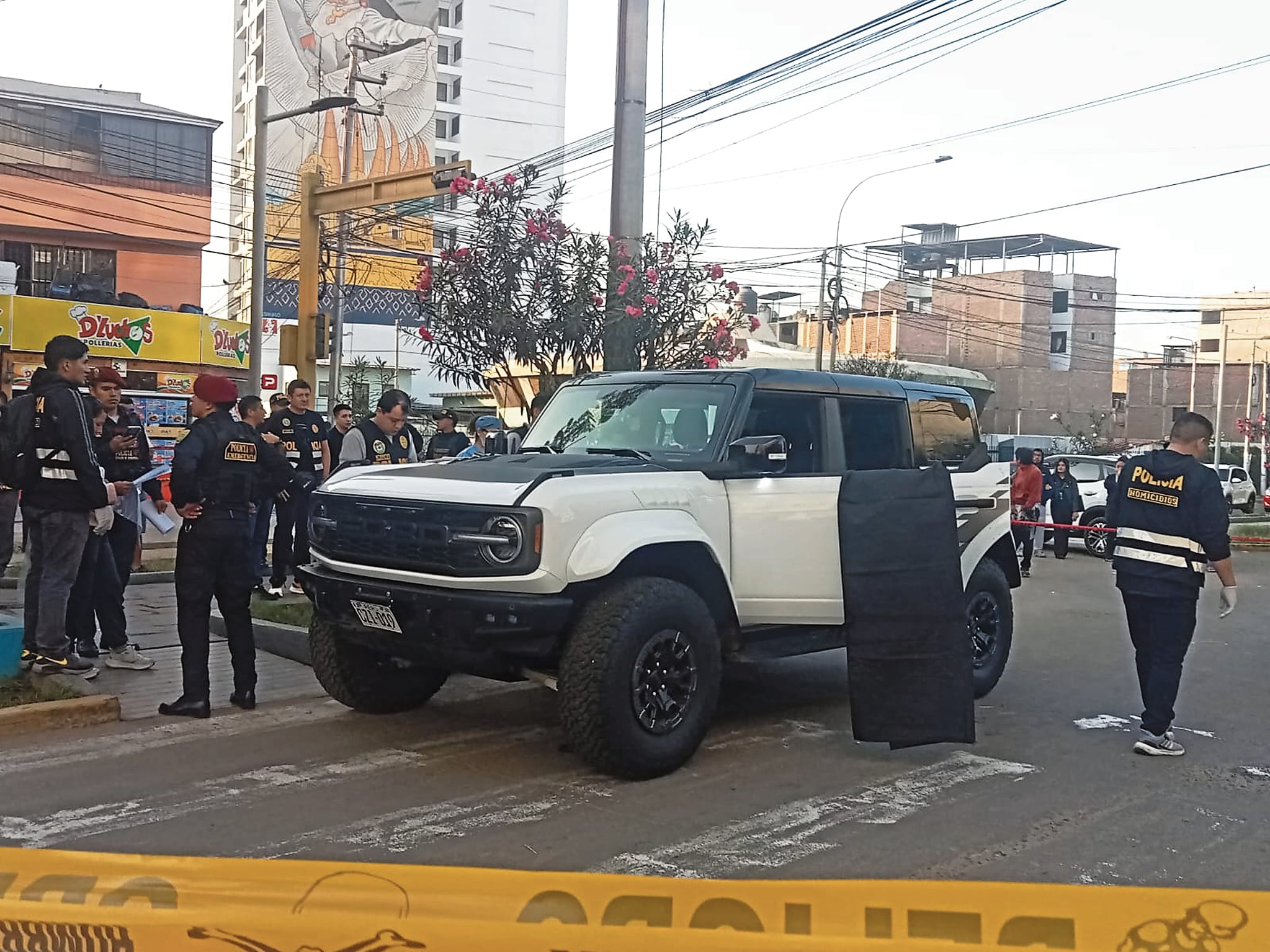 Jens Marty Lara Tantaquilla (31), un empresario dedicado a la compra y venta de mineral, está con paradero desconocido tras ser sacado de esta camioneta, donde asesinaron a sus cuatro acompañantes.