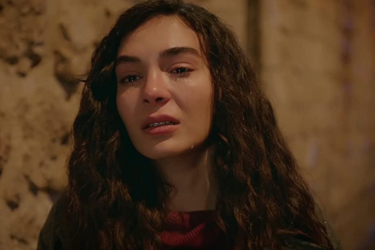 Ebru Şahin en una triste escena de "Hercai". (Foto: Mia Yapim)