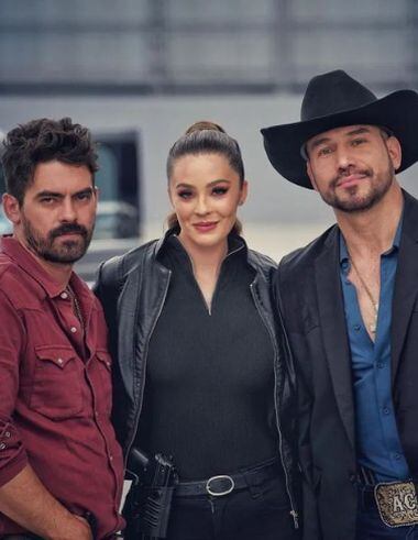 Rafael Amaya, Iván Arana (Ismael) y Karla Carrillo (Corina) en las grabaciones de "El señor de los cielos 8" (Foto: Karla Carrillo / Instagram)