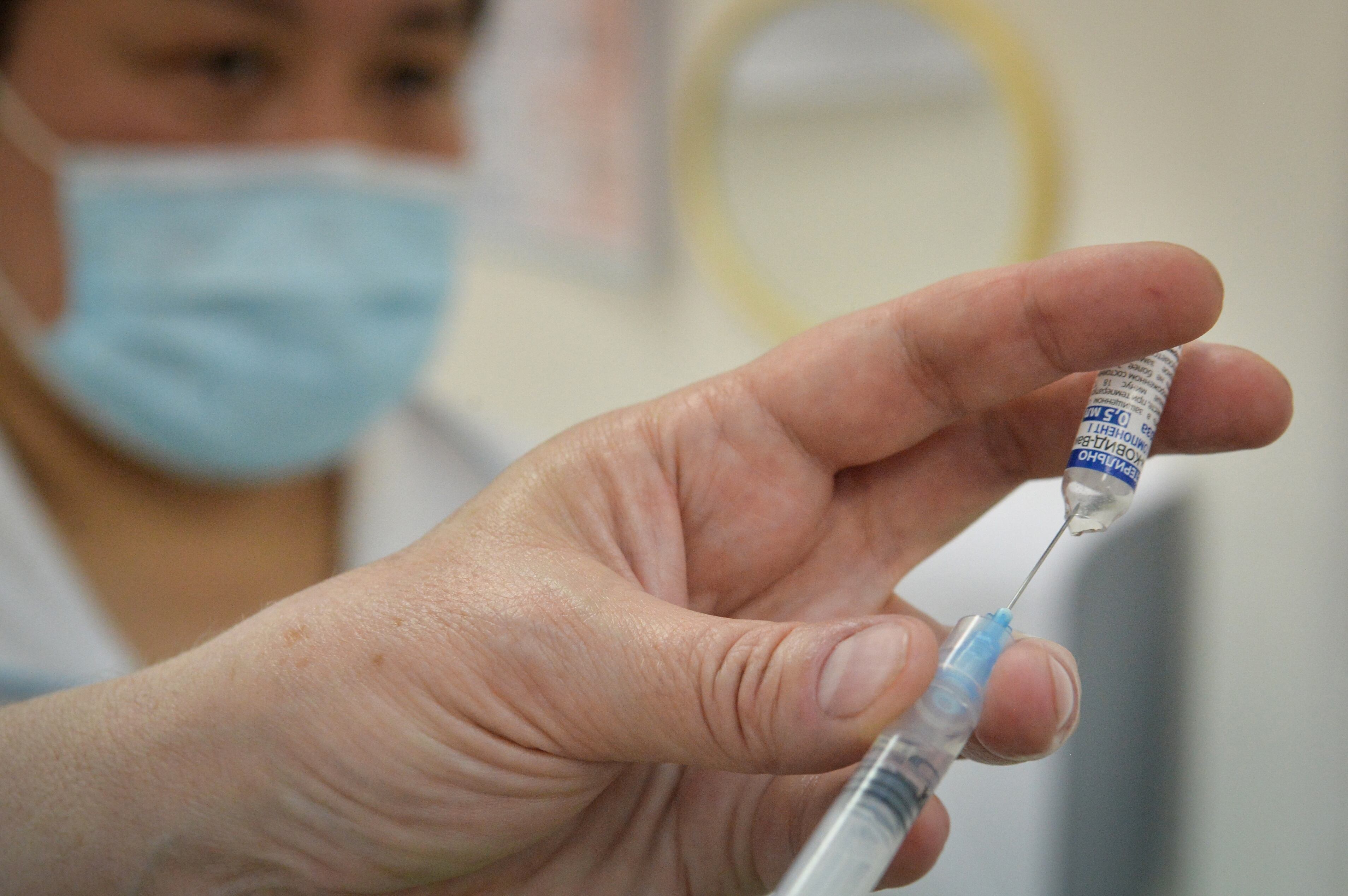 En esta fotografía de archivo tomada el 27 de abril de 2021, un miembro del personal médico prepara una dosis de la vacuna rusa Sputnik V, en un centro de vacunación en Bishkek, Kirguistán. (VYACHESLAV OSELEDKO / AFP).