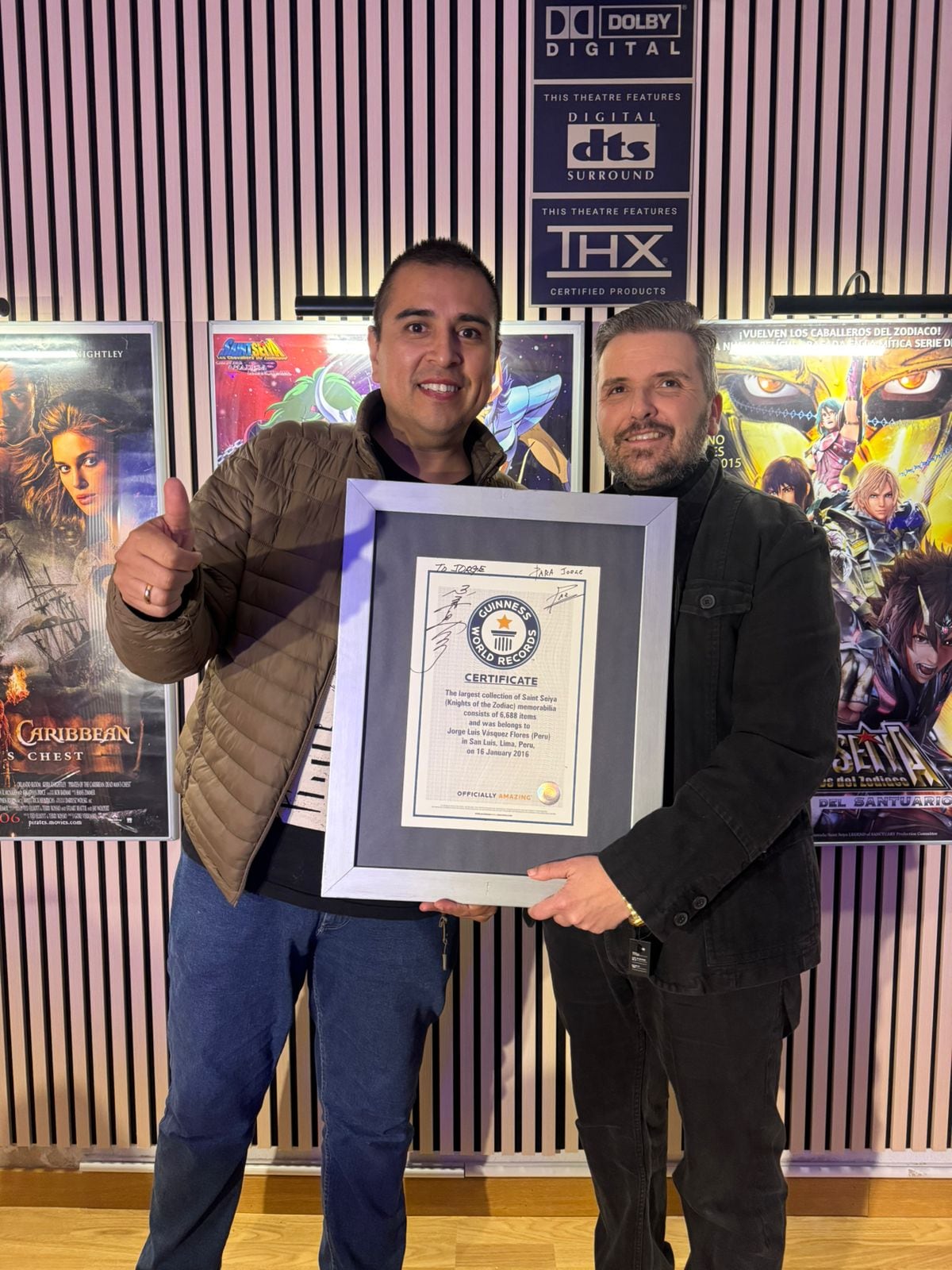 Jorge de Pegaso también pudo conocer a Joaquín Paz, cantante oficial de Saint Seiya para España, quien también quedó impresionado con su Récord Guinness.