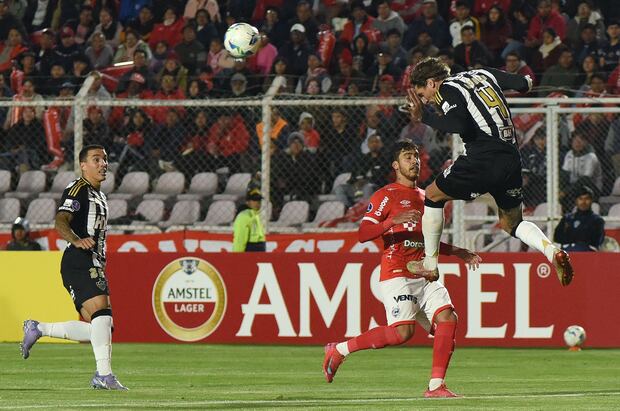 Beto da Silva no gozó de ocasiones contra Atlético Mineiro. (AFP)