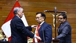 ¡Balcázar recibe ultimátum por la banda presidencial! Congreso le exige entregarla el 27 y crece la polémica