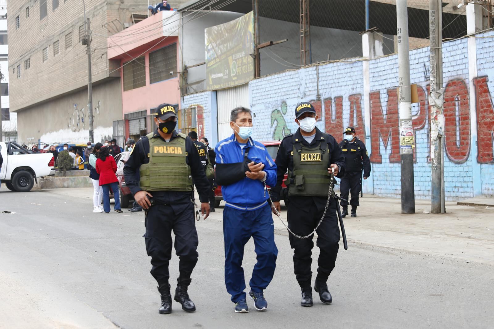Víctor Torre engrilletado y custodiado tras participar en la diligencia. | Foto: Hugo Curotto