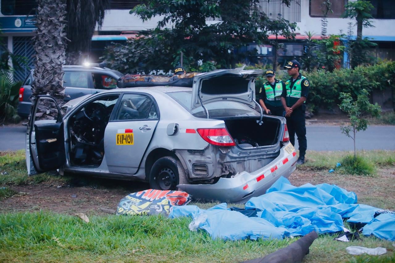 Accidente vehicular en los cruces de la av universitaria con av marañon en Los Olivos deja 4 fallecidos.
Fotos: César.grados@photo.gec