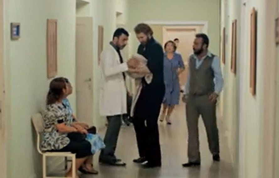 Fikret fue un buen padre para Kerem Ali. Aquí se le ve llevando al pequeño al hospital (Foto: Tims & B Productions)