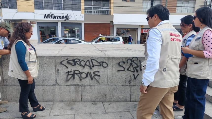 Pintas en el ‘Arco Parabólico’ que han causado indignación. Foto: difusión