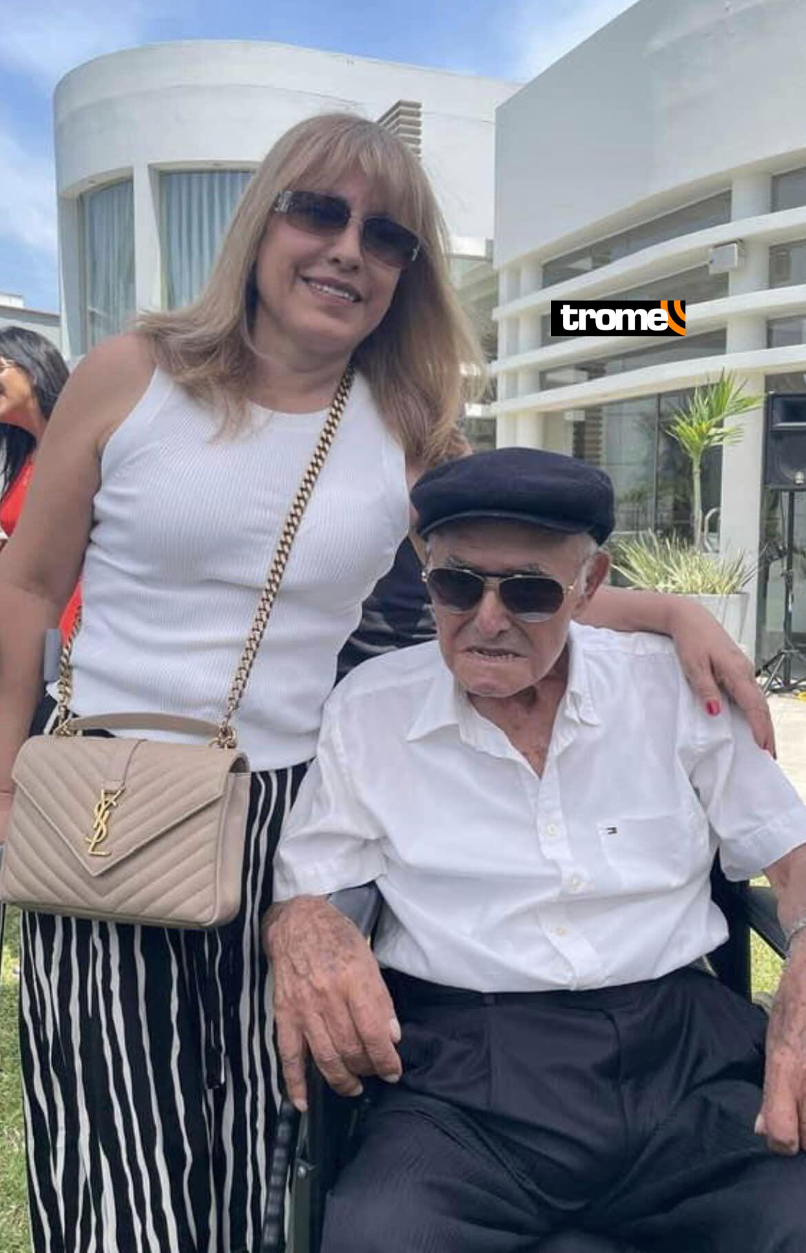 Magaly Medina despide a su padre Luis Medina. Foto: Facebook