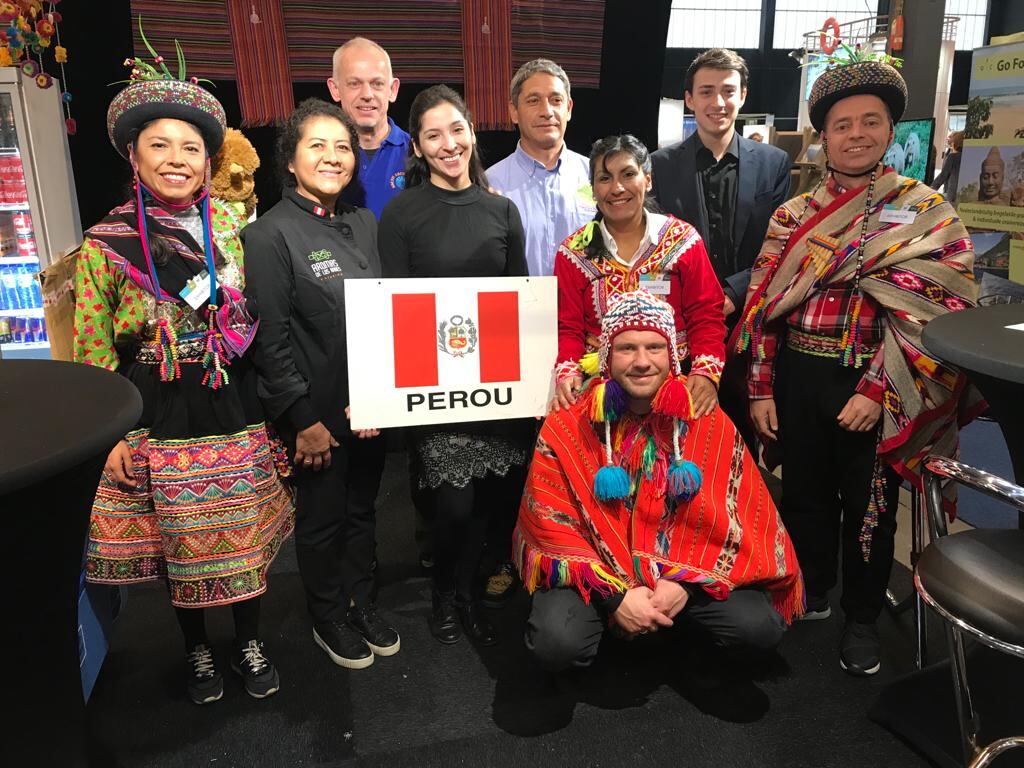 Sara estudiaba para ser profesora de danza en Perú y de los tantos viajes a Europa decide quedarse en Bélgica. Aprendió cocina en ese país y practicó en varios locales para perfeccionarse. Hoy se ha ganado a punta de trabajo el amor y cariño de ese país que la acoge.