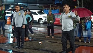 ¡Los encontraron tomando en horas de trabajo! Ronderos castigan a policías ebrios en Puno y los hacen hacer ejercicios en la plaza
