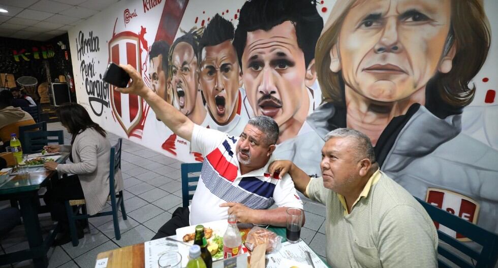 Pintan rostro de seleccionados en local temático. (Trome / Julio Reaño)