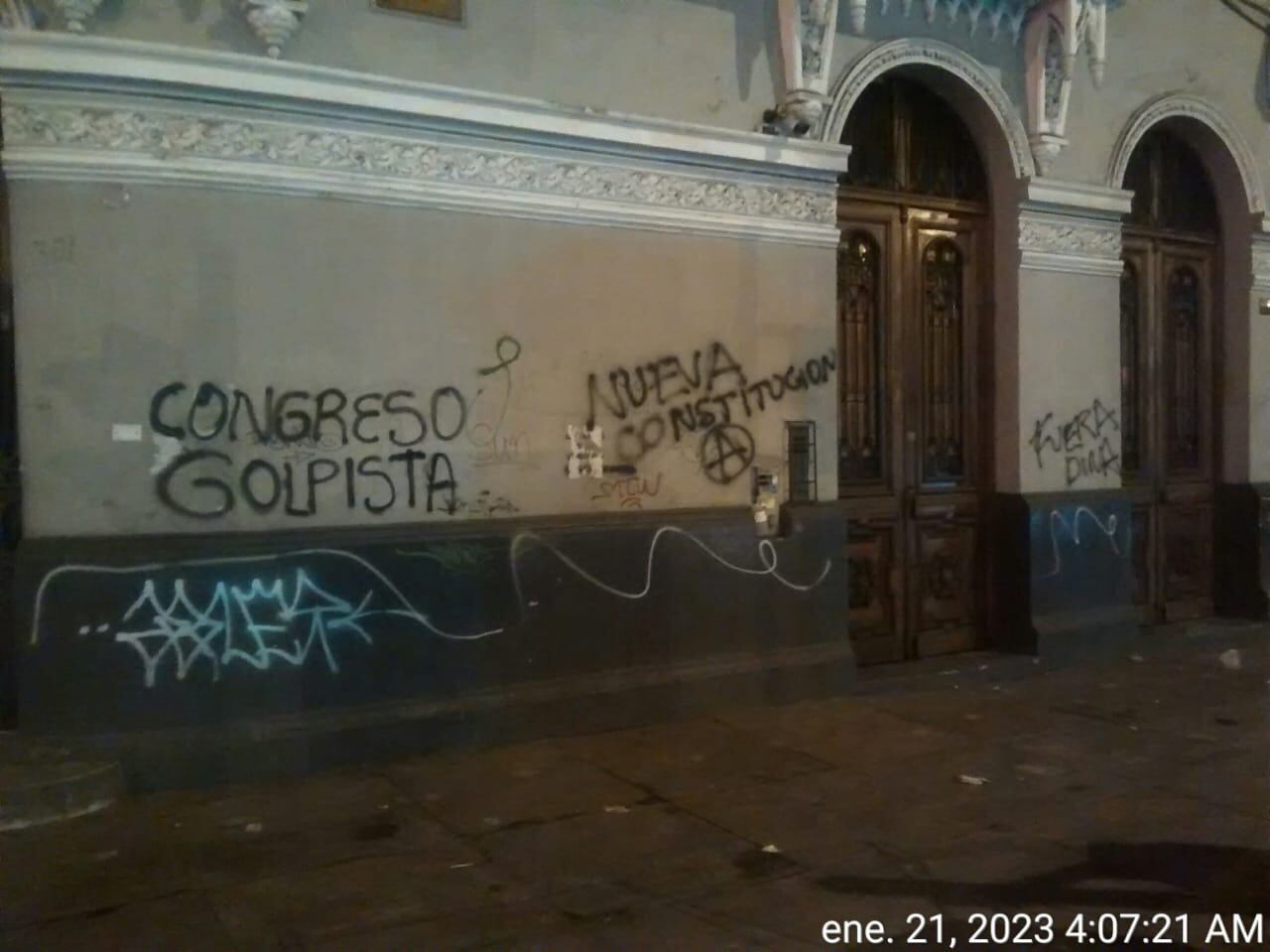 Muchas paredes fueron pintadas y manifestantes rompieron adoquines de las veredas.