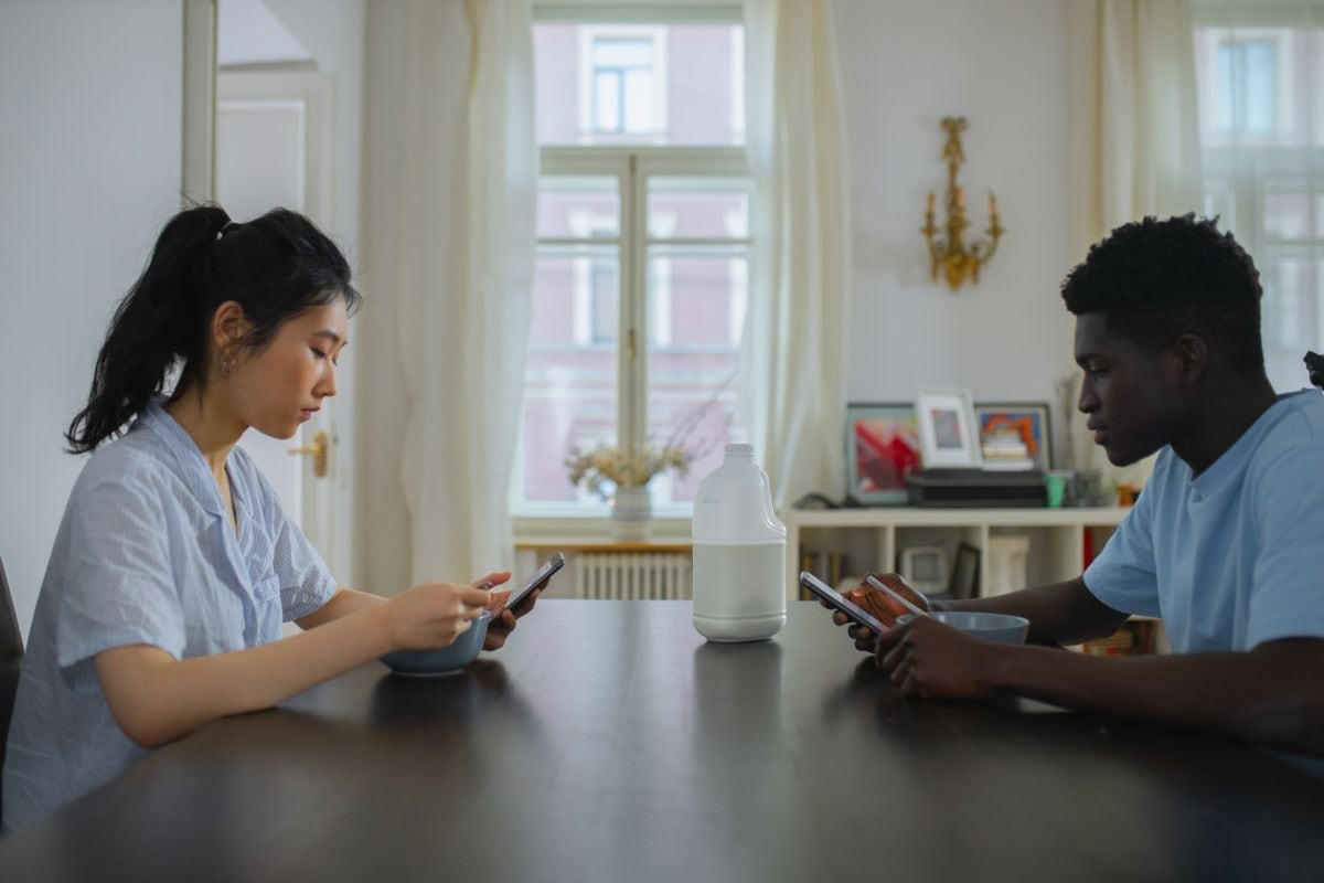 Las emociones positivas son aplanadas en personas que comen usando el celular. (Foto: cottonbro studio / Pexels)