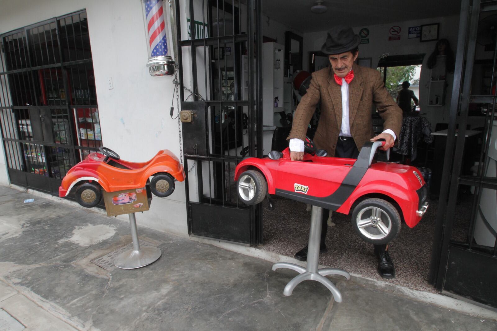 Roberto Roque Escajadillo, alias 'Tres Patines' peruano, vendiendo sus carritos para niños. (Foto: Alan Ramírez)