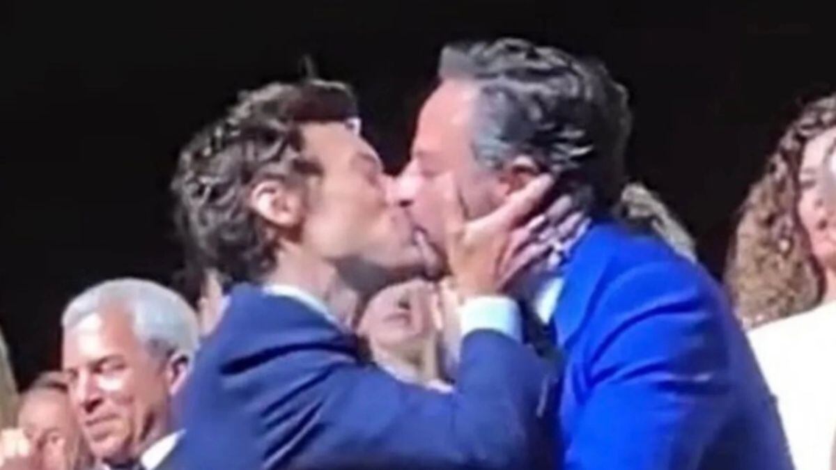 El momento del beso entre Styles y Kroll (Foto: Captura de YouTube)