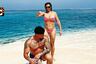 Christian Domínguez le lava los pies a Karla Tarazona en vacaciones: Se lucieron en las playas de Panamá