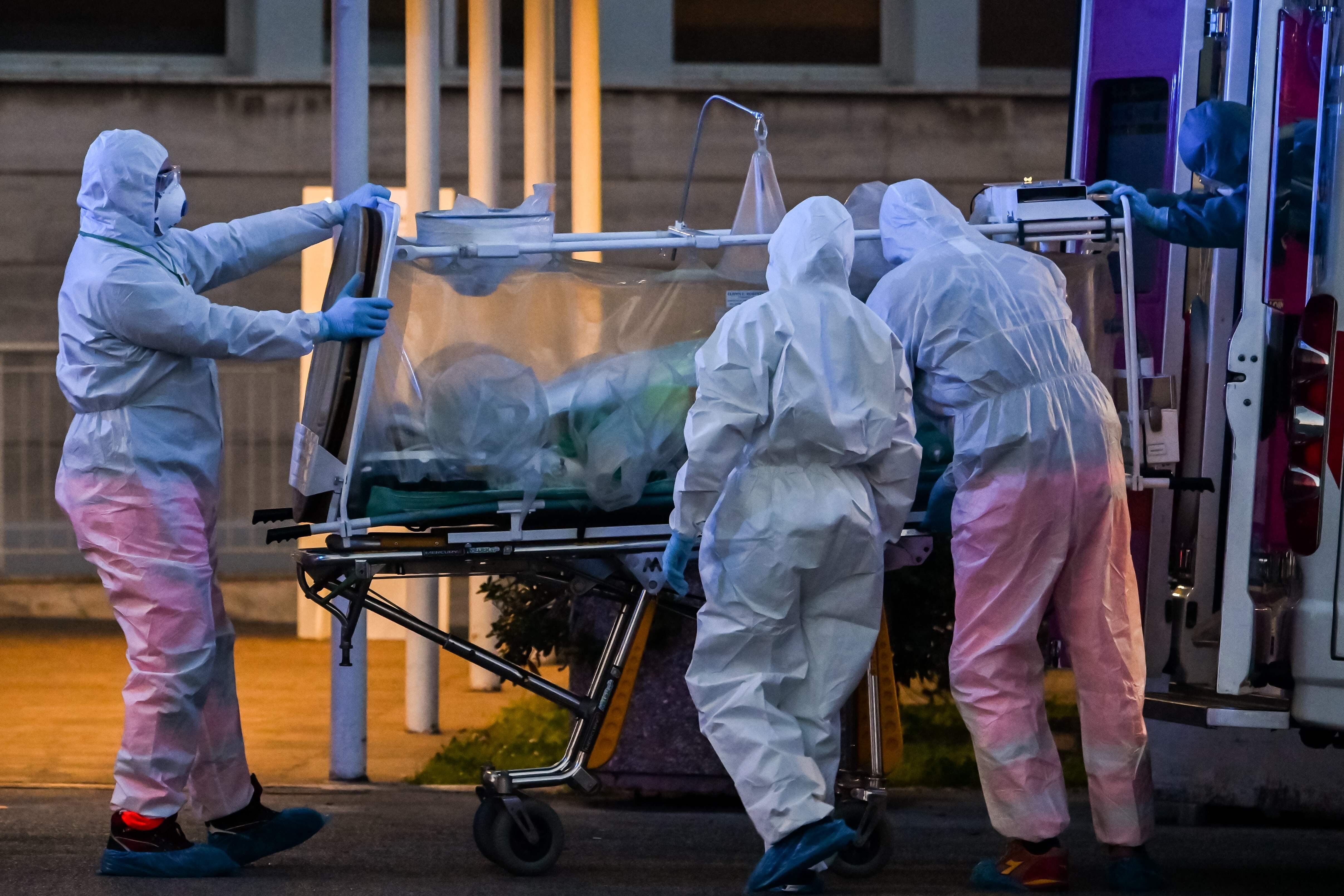 Médicos trasladan a un paciente de coronavirus en Roma, Italia (Foto: AFP)