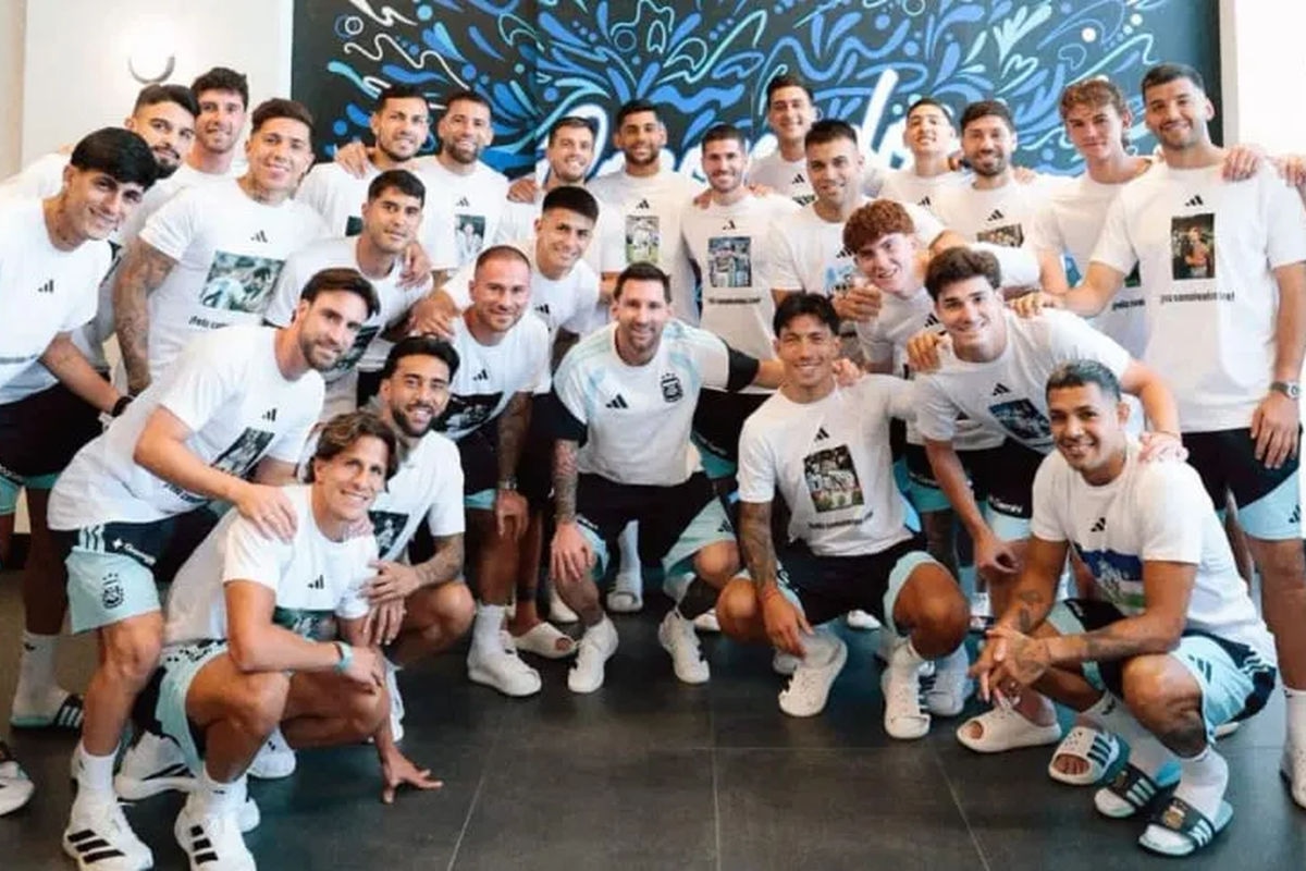 El plantel argentino sorprendió a Messi con un regalo especial y un mensaje que emocionó a los hinchas. Foto: Rodrigo de Paul/Instagram