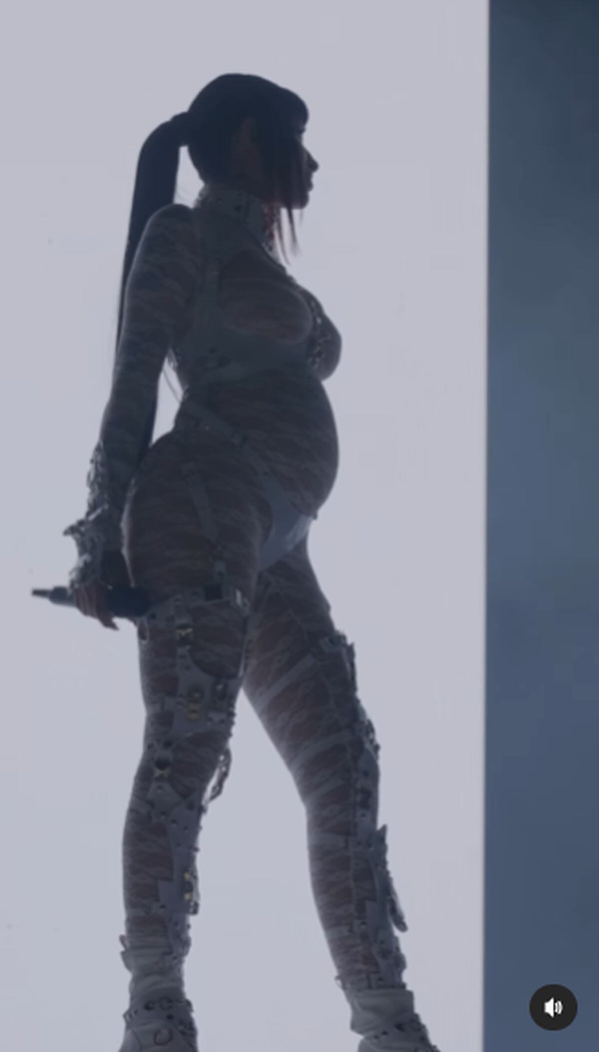 La argentina se pone de perfil para dar a conocer que está en la dulce espera. Esto ocurrió en pleno concierto (Foto: Cazzu / Instagram)