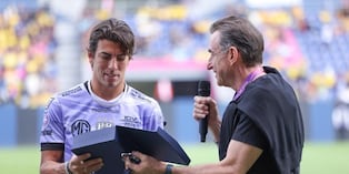 Michael Hoyos recibió un reconocimiento de Independiente del Valle y después afirmó que no viene a la 'U'. (@independientedelvalle)