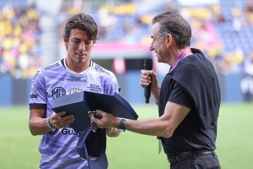 Michael Hoyos recibió un reconocimiento de Independiente del Valle y después afirmó que no viene a la 'U'. (@independientedelvalle)