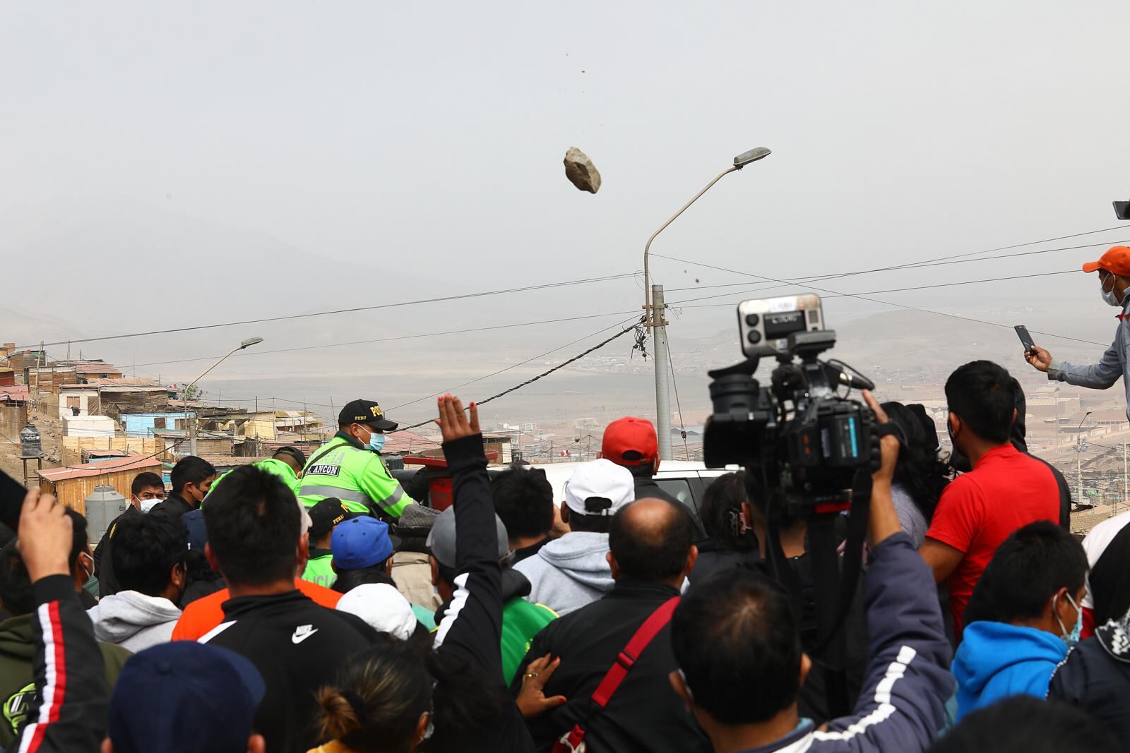 Vecinos de Ancón querían linchar a los asesinos de cinco personas, Quemaron la casa y lanzaron piedras cuando Policía se llevó a detenidos. | Foto: Gonzalo Cördova
