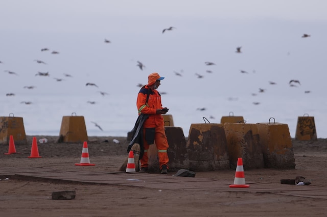 Personal de la comuna de Chorrillos realizó el aseo de la playa. (Fotos: Julio Reaño y César Grados @photo.gec)