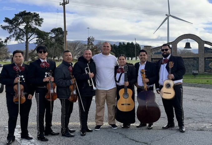 Caín Velásquez al lado del Mariachi Jalisciense. (Redes sociales)