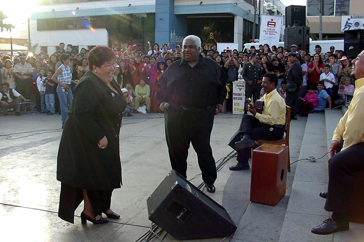 el “Zambo” Cavero, en el programa musical Mediodía Criollo. Tacna, 2003 (Foto: GEC Archivo)