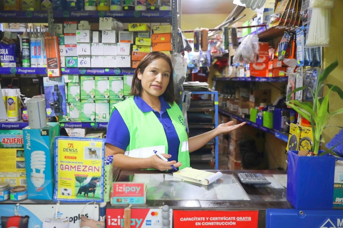 Victoria empezó con pocas ventas y muchas dudas, pero con esfuerzo logró convertir su ferretería en el sustento de su familia en Lima Norte. Foto: Diana Marcelo.