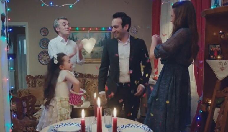 Demir le propone matrimonio a Candan, quien acepta la propuesta y todos celebran (Foto: Med Yapım)