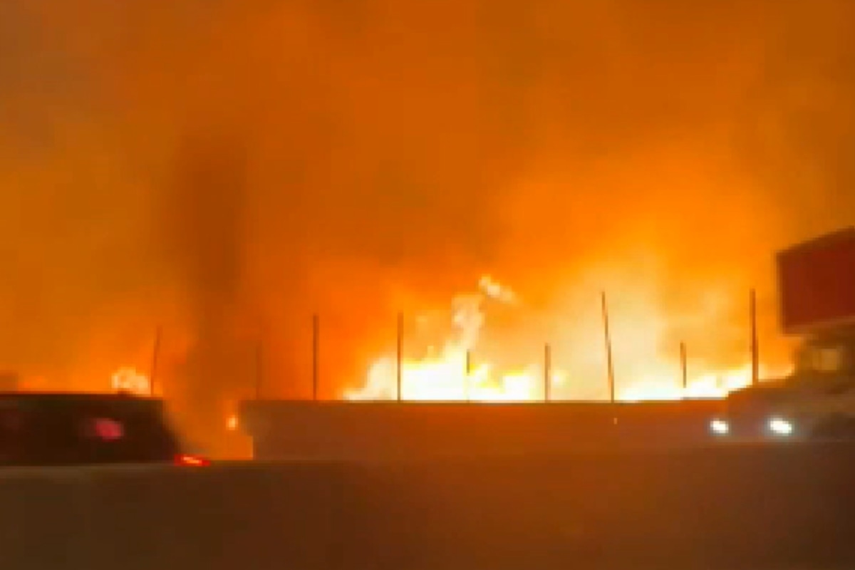 Incendio se registra en vivero de Los Olivos y dificulta tránsito por la Panamericana Norte. (Foto: Captura / Latina Noticias)