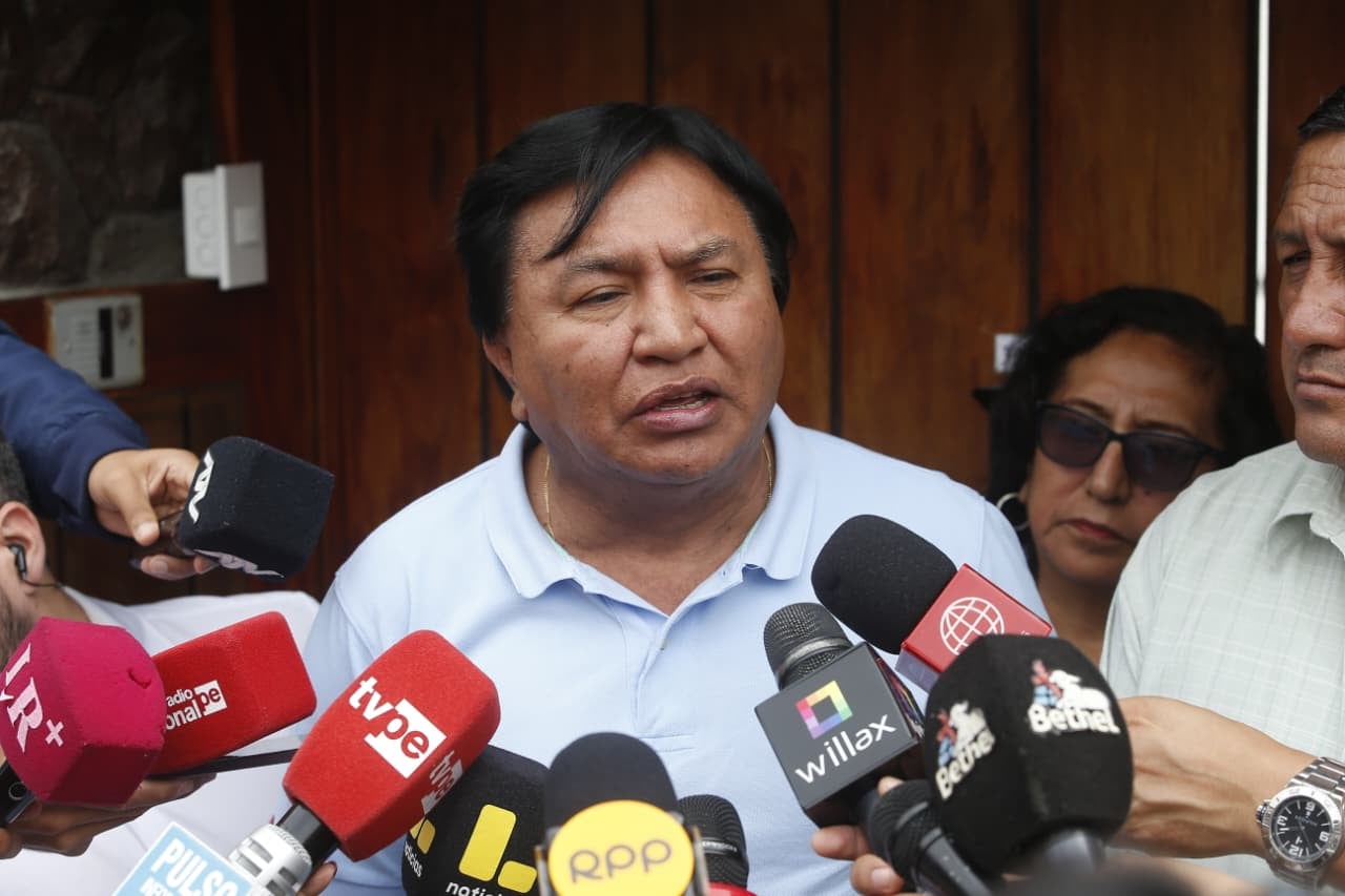 El secretario general del Sutep, Lucio Castro, también se reunió con la virtual presidenta Keiko Fujimori. (Foto: Cesar Campos / @photo.gec)