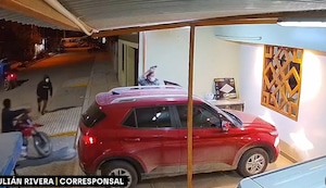 Piura: Cámara de seguridad graba el robo de 20 mil soles a empresaria en la puerta de su casa | VIDEO