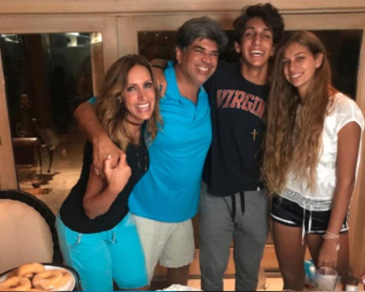 Muchos meses después de haber hecho pública su separación, Lili Estefan fue entrevistada por su compañera, la periodista Tanya Charry, y afirmó que el padre de sus hijos fue captado con otra mujer (Foto: Instagram)
