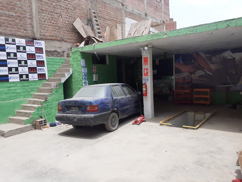 Delincuentes fracturaron la puerta de un local de conversiones a gas para autos, en Villa El Salvador, y robaron seis costosas máquinas, baterías y aros para autos, todo valorizado en más de 200 mil soles. (foto: Mónica Rochabrum/Trome)