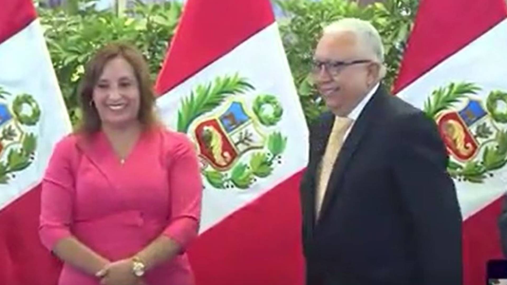 Dina Boluarte condecoró a juez supremo Gino Yangali, quien verá su proceso con el Reniec.