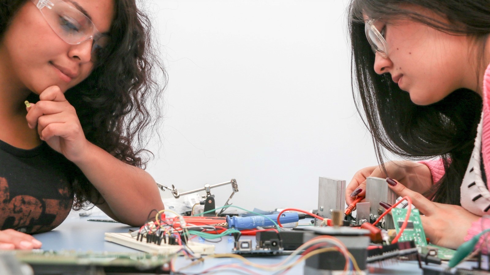 Si alguna inventora desea participar de forma presencial en la exposición, el Indecopi podrá apoyar con las gestiones del caso ante el comité organizador.