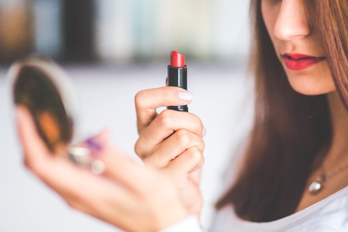 Si alguna vez se parte tu pintalabios no se te ocurra tirarlo, pues tiene solución. (Foto: Pexels)
