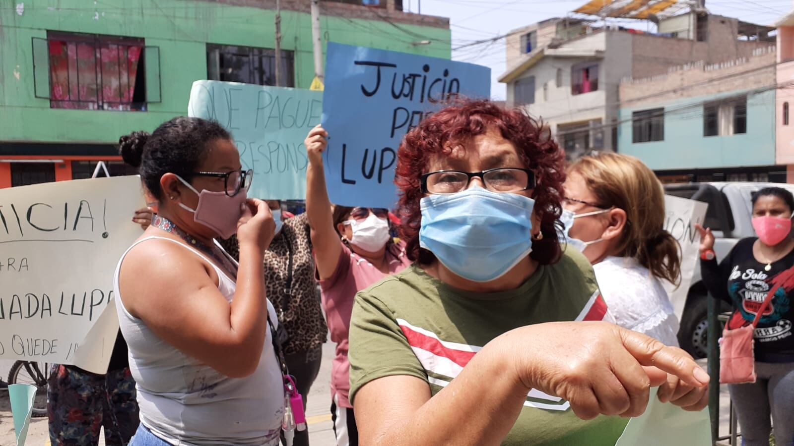 A golpes e insultos, los indignados familiares y amigos de la madre de familia Guadalupe Sandra Vásquez Corzo (36), asesinada a manos de su pareja Edwin Tapia Montalvan (42), atacaron a la madre de este sujeto por decir que su hijo era solo amigo de la joven asesinada. (foto TROME)