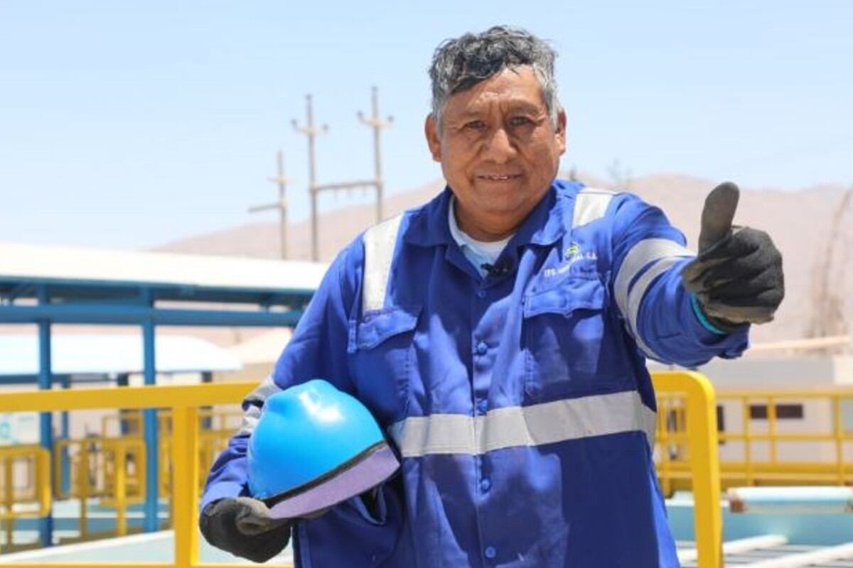 Don Feliciano es experimentado operario de la Planta de Tratamiento de Agua Potable Chen Chen (Moquegua). que consumen más de 70 mil pobladores.