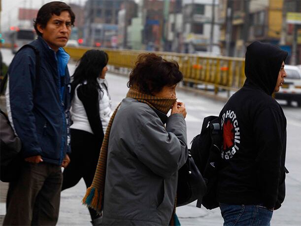 Personas se abrigan, debido al descenso de la temperatura en Lima (Foto: Agencia Andina)