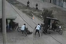 ¡Salvajismo al paso! Mototaxistas atropellan a joven para robarle el celular en Chiclayo