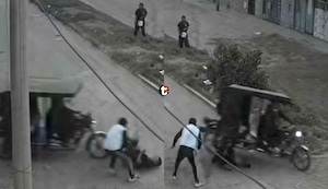 ¡Salvajismo al paso! Mototaxistas atropellan a joven para robarle el celular en Chiclayo